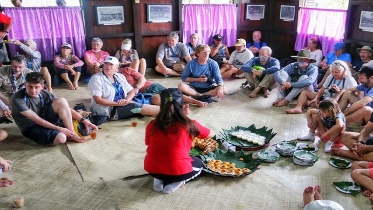 Wisatawan kapal pesiar National Geography ketika berkunjung ke Rumah Adat Melayu Belitung (ANTARA/Kasmono)