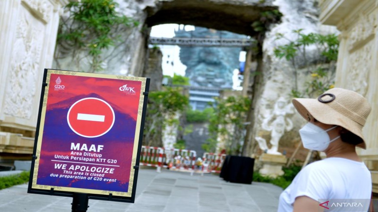 Wisatawan mengunjungi area Garuda Wisnu Kencana (GWK) Cultural Park, Badung, Bali, Kamis (3/11/2022). Berbagai persiapan teknis seperti konstruksi dan keamanan terus dilakukan di GWK sebagai persiapan menjelang penyelenggaraan "gala dinner" Konferensi Tingkat Tinggi (KTT) G20 di area itu. ANTARA FOTO/Fikri Yusuf/hp. (ANTARA FOTO/FIKRI YUSUF)