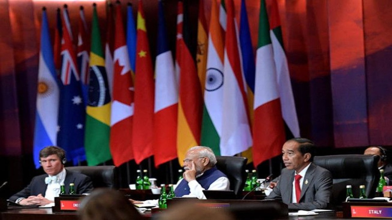 Presiden Joko Widodo (kanan) menyampaikan pandangan dalam Working Session 3 Konferensi Tingkat Tinggi (KTT) G20 di Nusa Dua, Kabupaten Badung, Provinsi Bali, Rabu (16/11/2022). (ANTARA FOTO/FIKRI YUSUF)