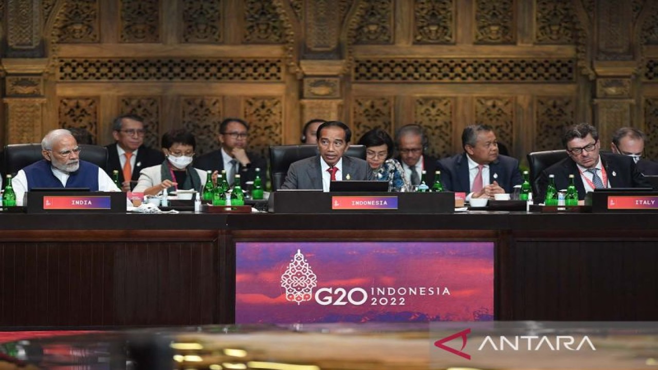 Presiden Joko Widodo (tengah) menyampaikan pandangannya dalam Working Session 3 KTT G20 Indonesia 2022 di Nusa Dua, Bali, Rabu (16/11/2022). ANTARA FOTO/Media Center G20 Indonesia/Zabur Karuru/aww.
