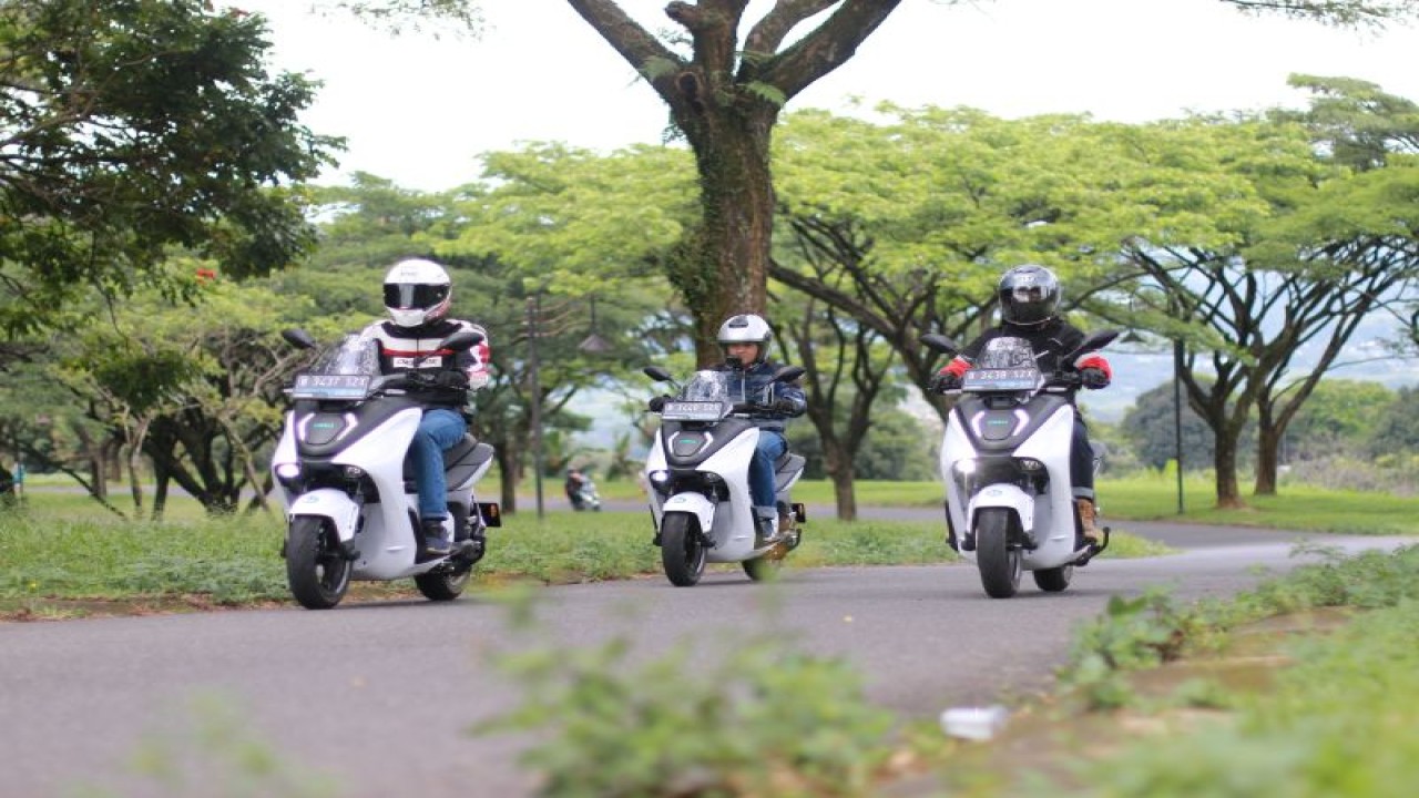 Uji kendara Yamaha E01 di kawasan Sentul, Jawa Barat, Selasa (25/10) (ANTARA/HO)