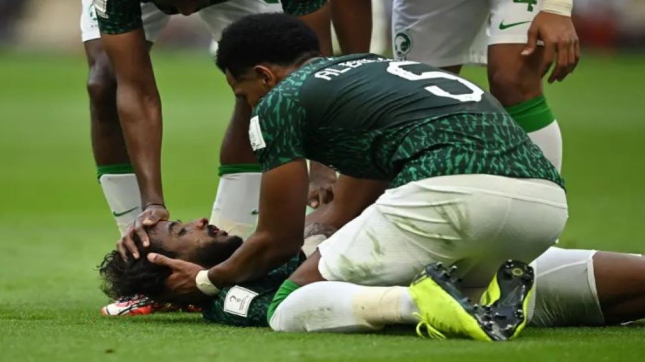 Yasser al-Shahrani mengalami cedera parah usai bentrokan dengan rekan setimnya Mohammed al-Owais selama duel Arab Saudi dengan Argentina di Piala Dunia 2022 Qatar. (Reuters)