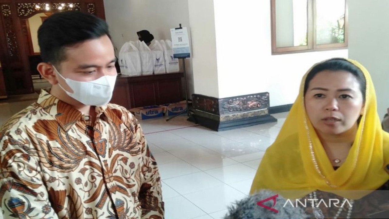 Yenny Wahid (kanan) dan Wali Kota Surakarta Gibran Rakabuming Raka memberikan keterangan kepada wartawan di Solo, Senin (14/11/2022). ANTARA/Aris Wasita