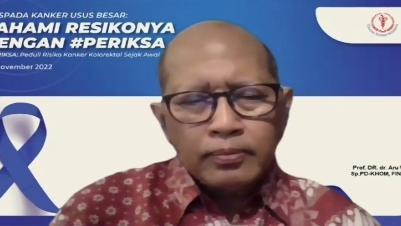 Tangkapan layar - Ketua Yayasan Kanker Indonesia (YKI) Prof. Dr. dr. Aru Sudoyo, Sp.PD-KHOM, FINASIM, FACP dalam webinar “Waspada Kanker Usus Besar” diikuti secara virtual di Jakarta, Rabu (30/11/2022). (ANTARA/Rizka Khaerunnisa)