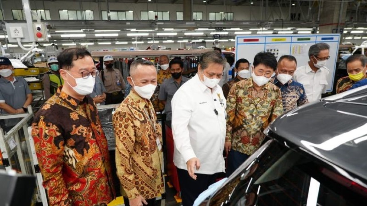 Menteri Koordinator Bidang Perekonomian Airlangga Hartarto dan direksi PT Hyundai Motor Manufacturing Indonesia (HMMI) di pabrik PT HMII Cikarang, Jawa Barat. (Kemenko Perekonomian)