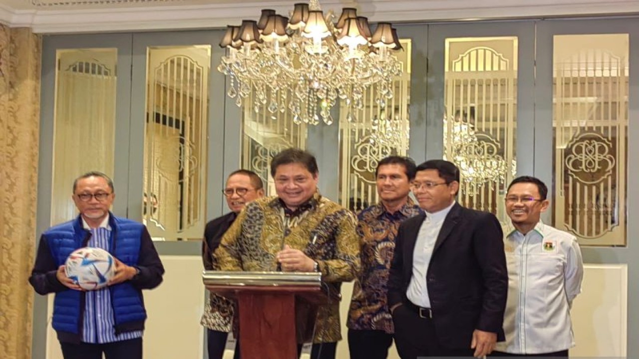 Ketua Umum Partai Golkar Airlangga Hartarto (tengah), Ketua Umum PAN Zulkifli Hasan (kiri), dan Pelaksana Tugas (Plt) DPP Jenderal PPP Jenderal Muhammad Mardiono (kanan), usai menggelar makan malam Koalisi Indonesia Bersatu (KIB) di salah satu restoran Menteng, Jakarta Centre, Rabu (30/11/2022). ANTARA/Melalusa Susthira K.