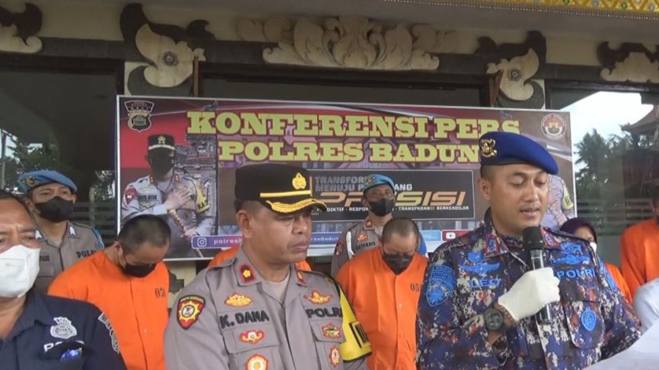 Kepala Kepolisian Resor Badung, AKBP Leo Dedy Defretes (kanan), memberikan keterangan kepada wartawan terkait pengungkapan kasus peredaran uang palsu di Kantor Polres Badung, Bali, Senin (5/12/2022). ANTARA/Rolandus Nampu