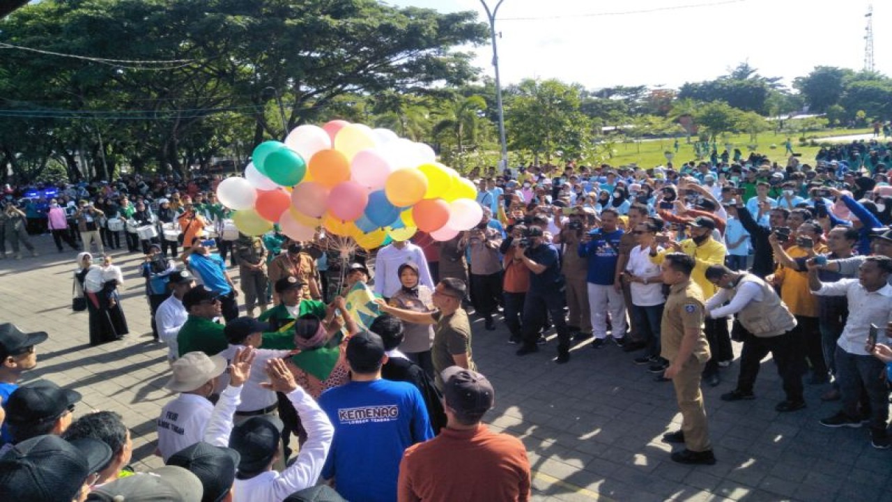 Acara pelepasan balon menandai kegiatan jalan sehat kerukunan yang digelar Kementerian Agama Lombok Tengah, Nusa Tenggara Barat di mulai di Alun-alun Tastura, Senin (12/12/2022) (ANTARA/Akhyar)