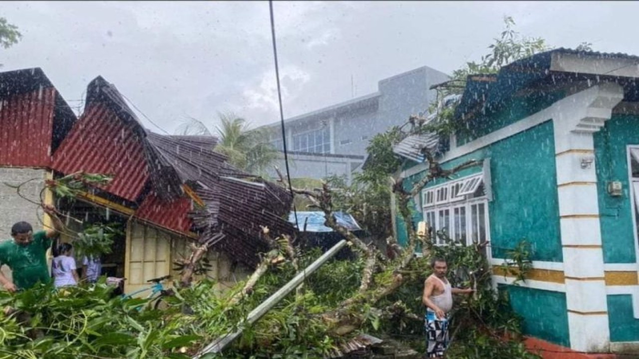 Rumah rusak di sejumlah kawasan di Kota Ambon akibat angin kencang. ANTARA/Ho- BPBD Ambon