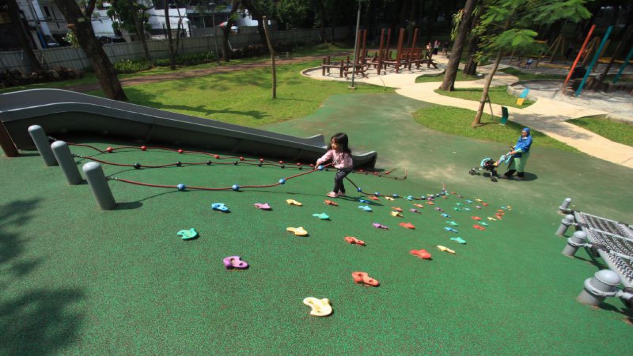 Anak-anak bermain di area Tebet Eco Park, Jakarta, Senin (15/8/2022). Pemerintah Provinsi DKI Jakarta membuka kembali Tebet Eco Park setelah ditutup sementara sejak Juni 2022 untuk perbaikan dan perawatan fasilitas taman. ANTARA FOTO/Reno Esnir/foc.