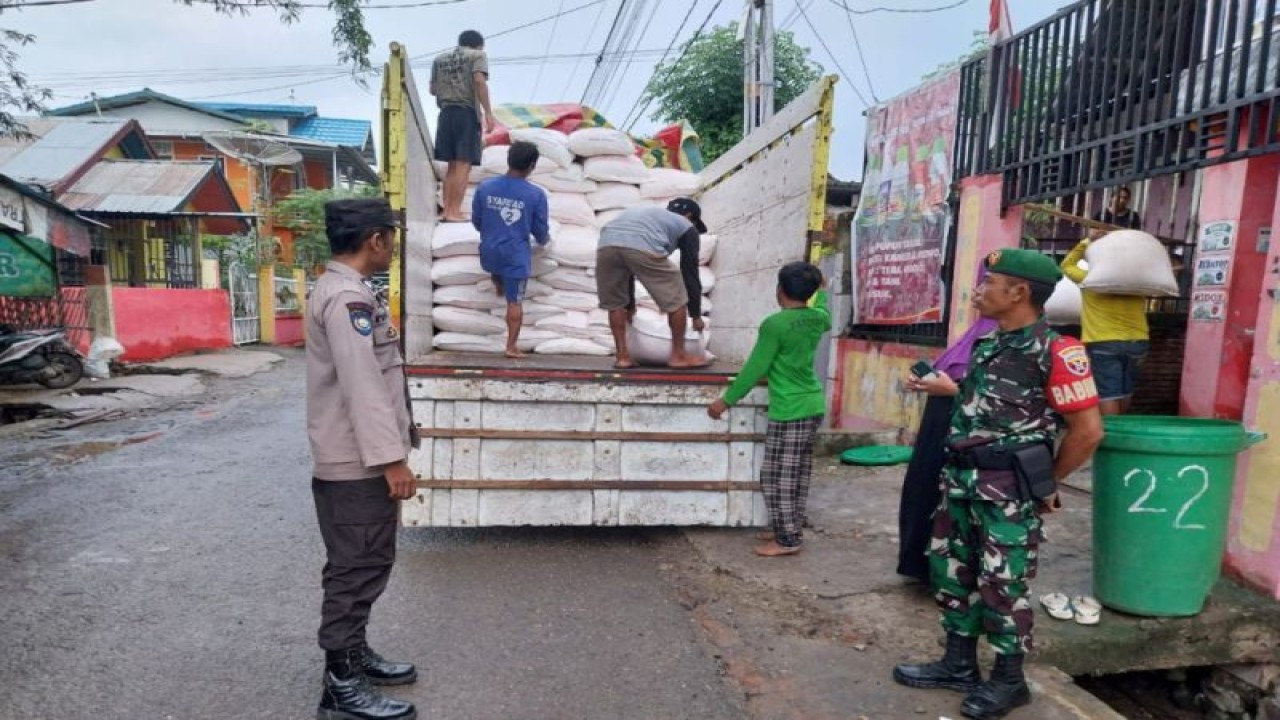 Anggota TNI/Polri saat melakukan pengamanan penyaluran pupuk bersubsidi di Kota Bima, NTB. ANTARA/Humas Polda NTB