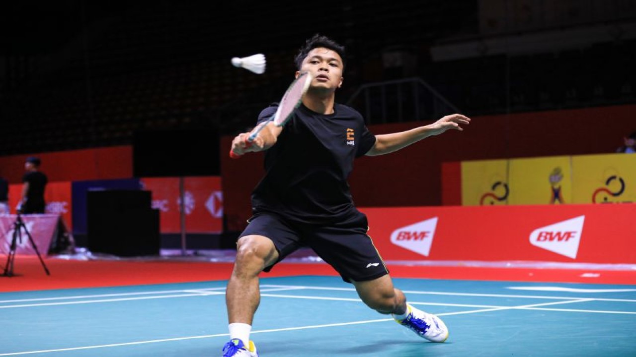 Tunggal putra Indonesia Anthony Sinisuka Ginting berlatih di Nimibutr Arena, Bangkok, Thailand, Senin (5/12/2022) untuk beradaptasi dengan kondisi lapangan menjelang penampilan di BWF World Tour Finals 2022. (PBSI)