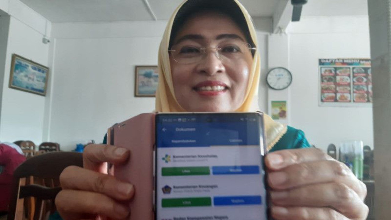 Kepala Dinas Pemberdayaan Masyarakat dan Desa, Kependudukan dan Pencatatan Sipil Kepri Misni menunjukkan aplikasi identitas kependudukan digital.ANTARA/Nikolas Panama