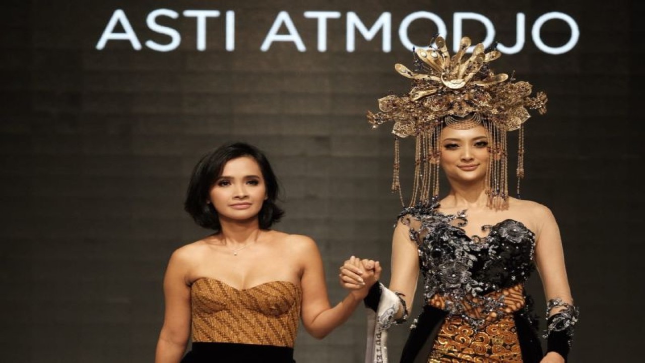 Perancang Busana asal Indonesia, Asti Atmodjo bawa koleksi kebaya batik bertema "Asmara Dana" ke panggung IIFW 2022. (ANTARA/HO)