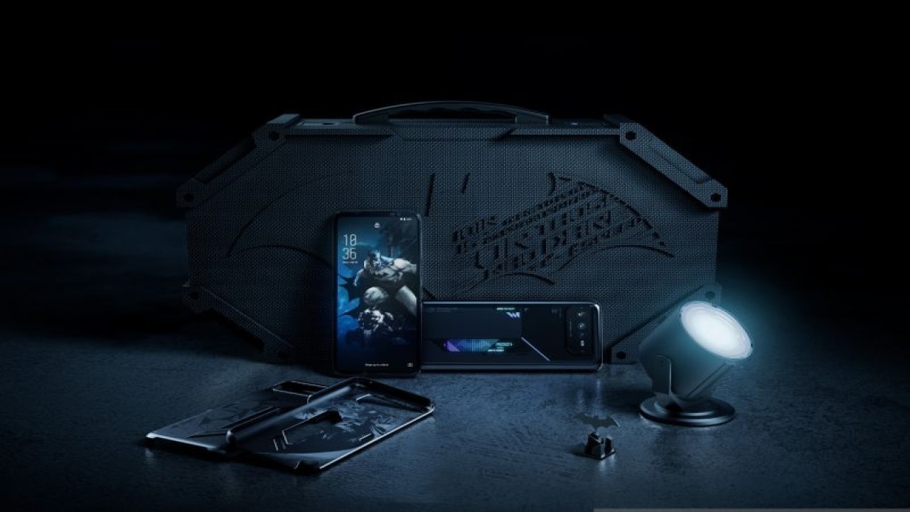 ASUS meluncurkan ponsel ROG Phone 6 edisi Batman dan aksesorisnya. (ANTARA/HO-ASUS Indonesia)