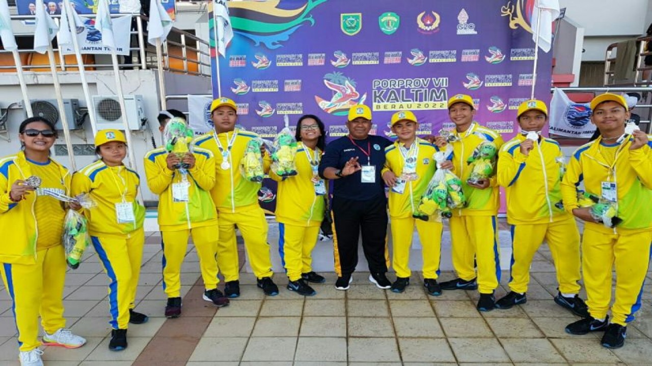 Ketua POSSI Kota Balikpapan Kapten Cba Yudar Zainuddin (tengah) bersama para atlet selam POSSI Balikpapan (Antara / HO dokumentasi pribadi)