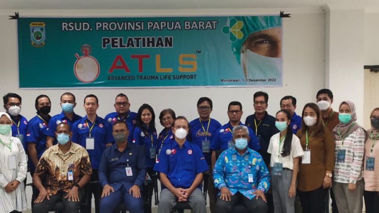 Peserta dan pemateri kursus ATLS di RSU Papua Barat (ANTARA/Tri Adi Santoso)