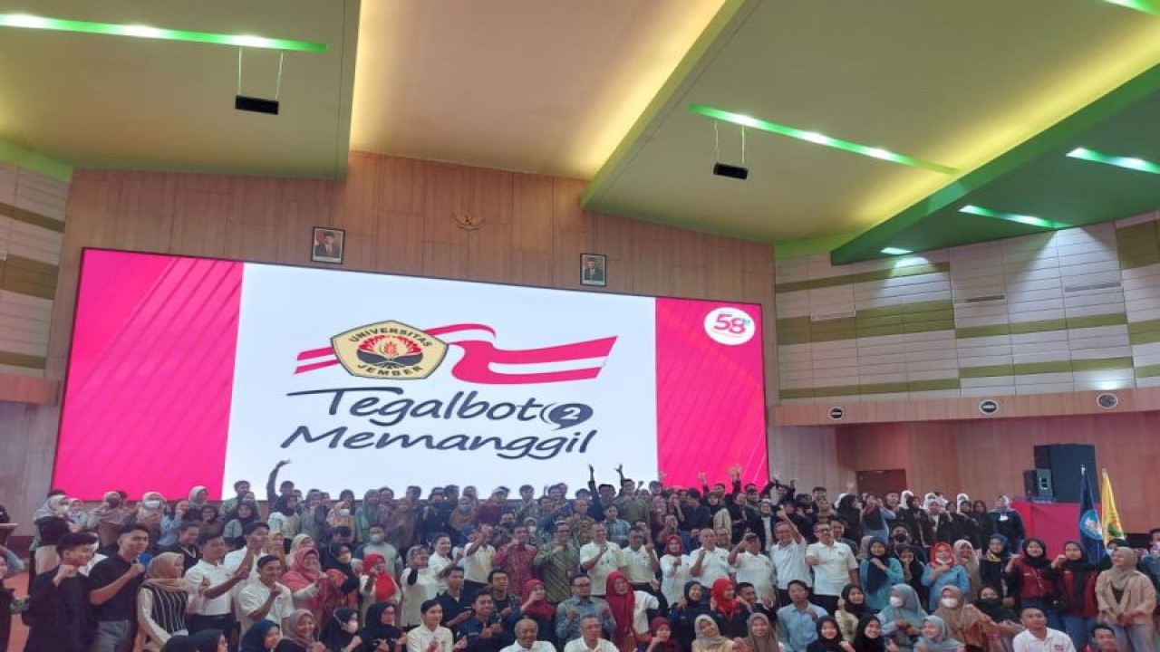 Ratusan mahasiswa peserta Coaching Clinic Jurnalistik Tegalboto Memanggil 2 foto bersama narasumber dan pimpinan universitas di Auditorium Universitas Jember, Kamis (1/12/2022) (ANTARA/HO-Humas Unej)