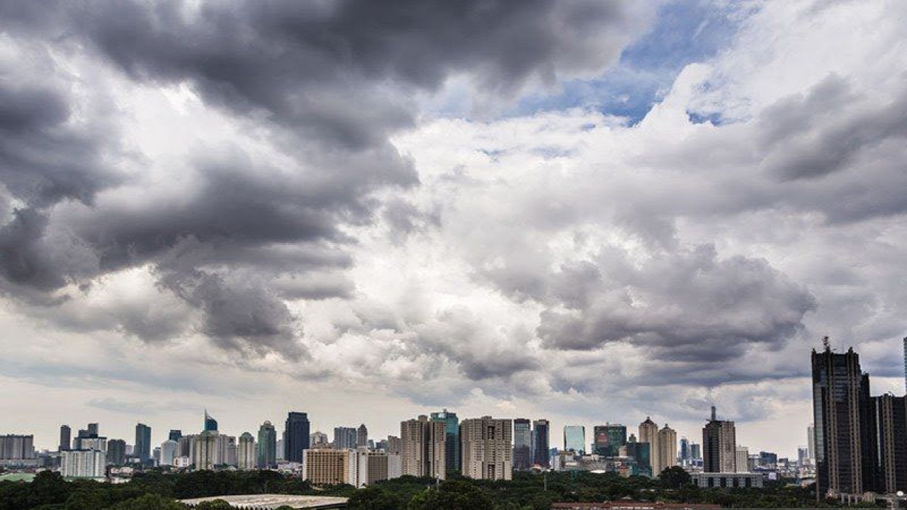 Ilustrasi - Awan mendung. (ANTARA/HO-Sutterstock).