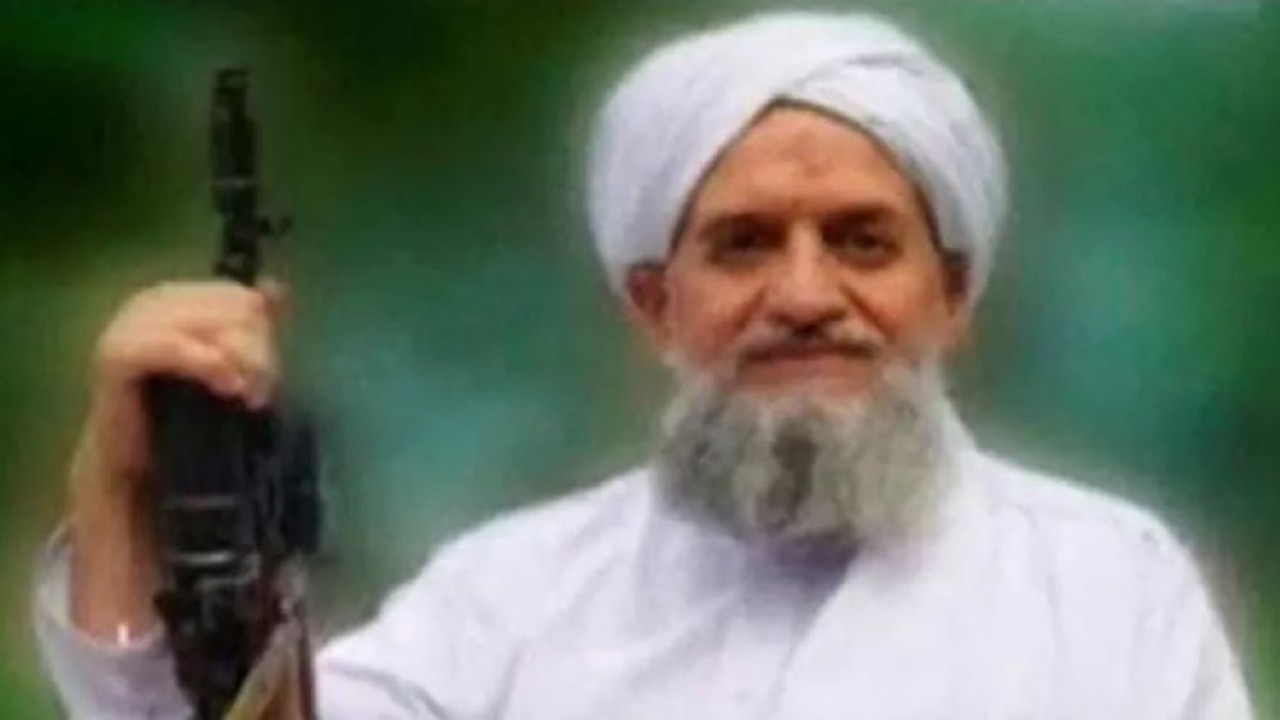 Pemimpin baru Al Qaeda, Ayman al-Zawahiri dari Mesir, terlihat dalam gambar yang diambil dari video yang dirilis pada 12 September 2011. (Reuters)