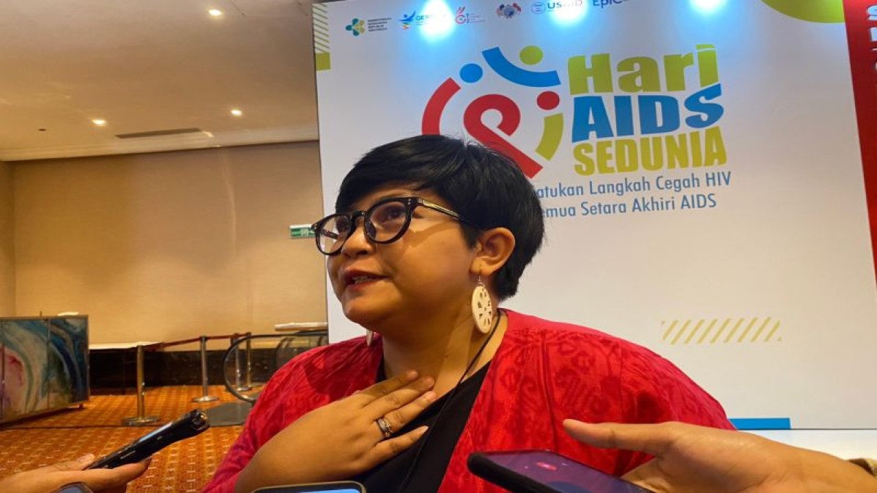 Koordinator Nasional IPPI Ayu Oktriani dalam Peringatan Hari AIDS Sedunia 2022 yang diikuti di Jakarta, Kamis (1/12/2022). (ANTARA/Hreeloita Dharma Shanti)