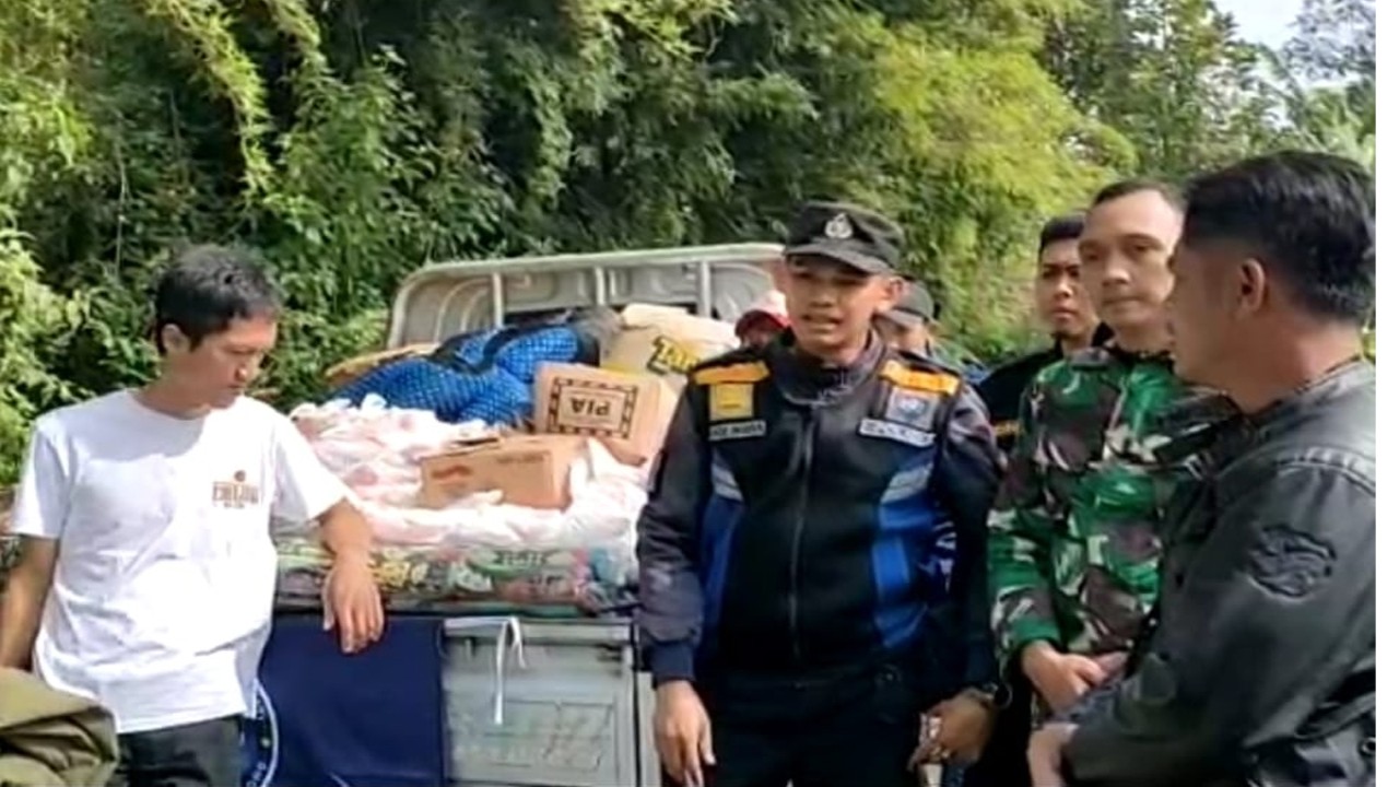 Babinsa dan Bhabinkamtibmas Babakan Tarogong Kawal Pendistribusian Bantuan Gempa ke Cianjur