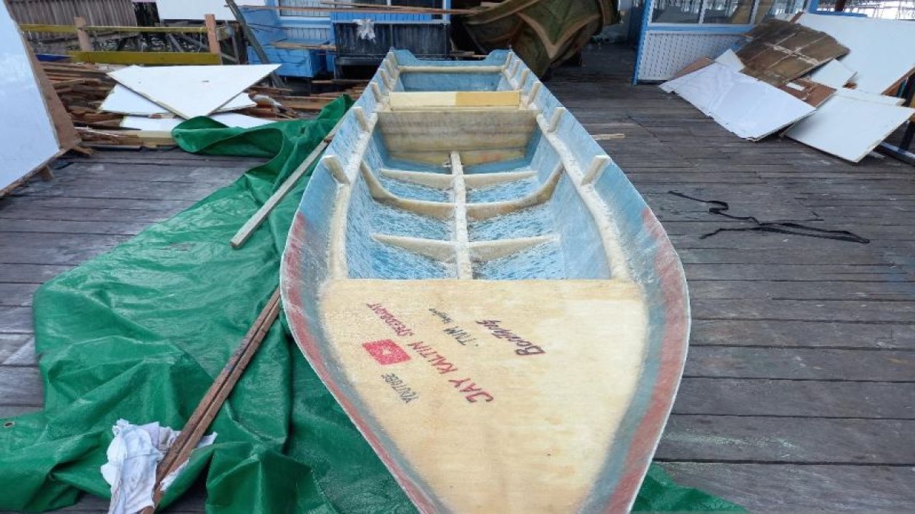 Perahu atau kapal nelayan dari limbah polyurethane buatan perajin perahu di Bontang Kuala, Kaltim, binaan PT Badak NGL Bontang, Kaltim, Kamis (1/12/2022). ANTARA/Faisal Yunianto.