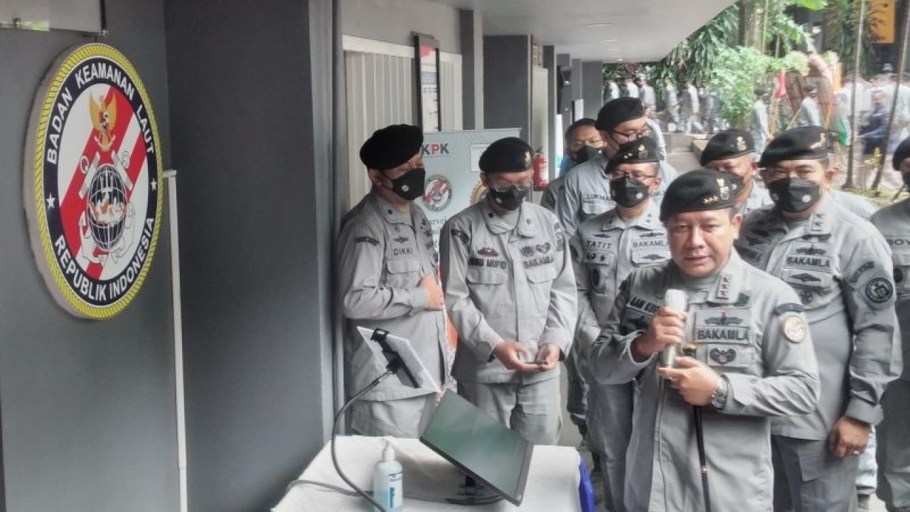 Kepala Bakamla RI Laksamana Madya TNI Aan Kurnia meresmikan ruang layanan pengaduan di Kompleks Kantor Bakamla, Jakarta, Kamis (29/12/2022). (ANTARA/Fauzi Lamboka)