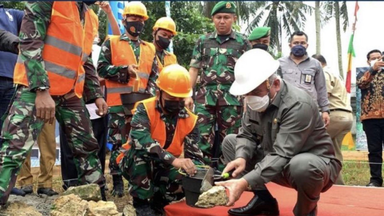 Arsip Foto. Gubernur Kalimantan Timur Isran Noor bersama Panglima Kodam VI Mulawarman Mayor Jenderal TNI Tri Budi Utomo meletakkan batu pertama untuk pembangunan rumah layak huni di Kota Balikpapan. (HO Humas Pemprov Kaltim)