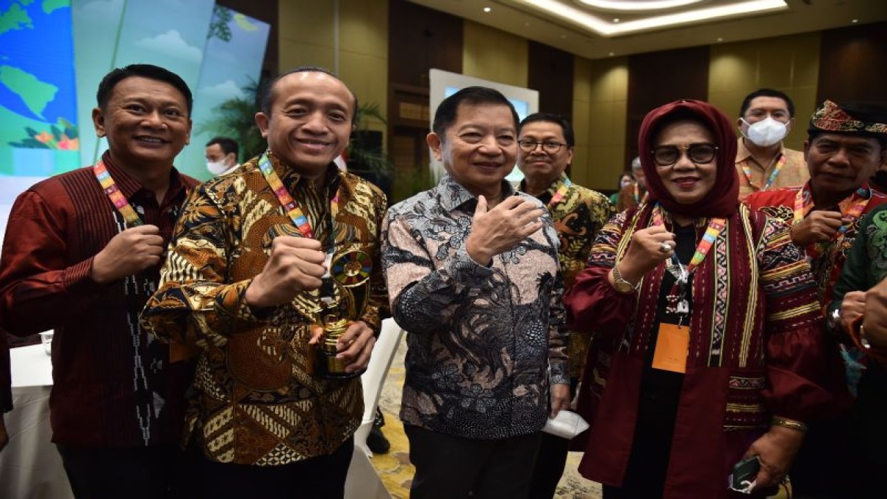 Sekjen KLHK Bambang Hendroyono (kedua kiri) dan Menteri PPN/Kepala Bappenas Suharso Monoarfa (kedua kanan) dalam SDGs Annual Conference 2022 di Jakarta, Kamis (1/12/2022) (ANTARA/HO-KLHK)