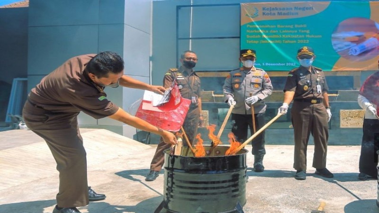 Kajari Bambang Panca Wahyudi bersama perwakilan Forkopimda membakar barang bukti kasus narkoba di halaman Kantor Kejaksaan Negeri Kota Madiun, Jawa Timur, Kamis (1/12/2022). ANTARA/HO-Diskominfo Kota Madiun