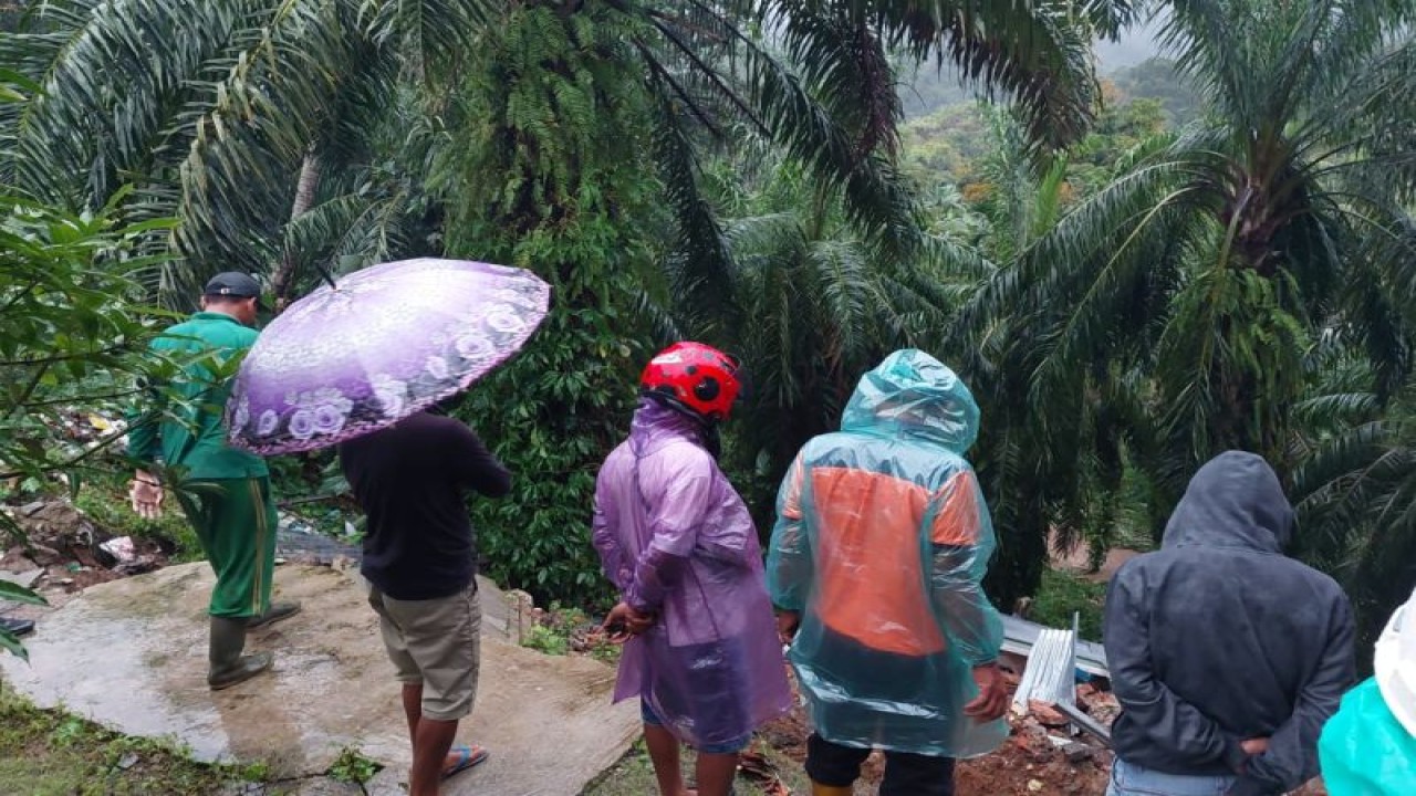 Sejumlah warga melihat satu unit rumah ambruk akibat banjir di Limpato Kajai Kecamatan Talamau Kabupaten Pasaman Barat, Kamis (1/12/2022). ANTARA/HO-Dokumentasi pribadi