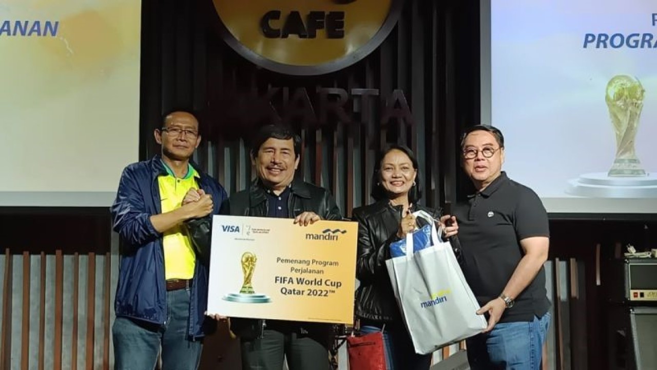 Direktur Jaringan dan Ritel Bank Mandiri Aquarius Rudianto serahkan tiket nonton final FIFA World Cup 2022 di Hard Rock Cafe, Jakarta, Selasa (6/12) malam.  (ANTARA/HO-BankMandiri/pri)