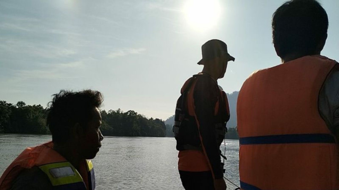 Basarnas bentuk tiga tim cari adik-kakak tenggelam di Sungai Lasolo,Kabupaten Konawe Utara, Sulawesi Tenggara, Jumat (9/12/2022) (ANTARA/HO-Humas Basarnas Kendari)