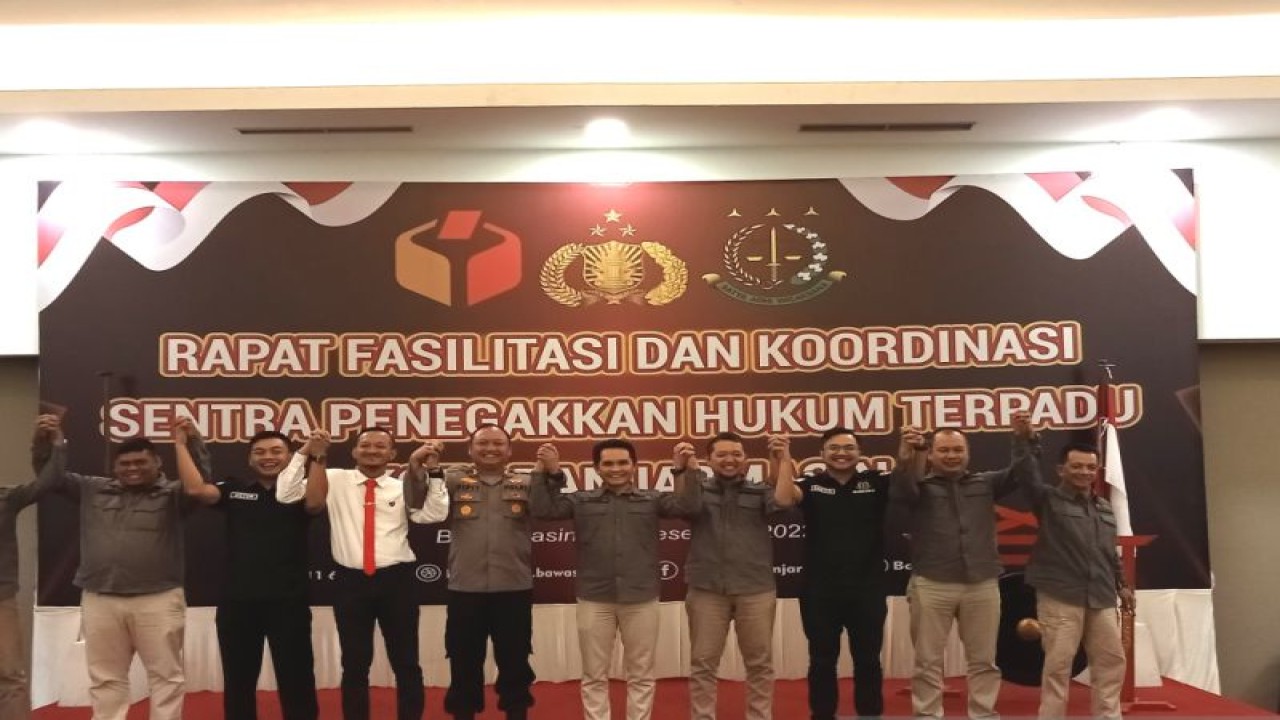 Bawaslu Kota Banjarmasin saat gelar rapat fasilitasi dan koordinasi  sentra Gakkumdu Banjarmasin di Hotel Rattan In Banjarmasin, Kamis. (1/12/2022). ANTARA/Sukarli