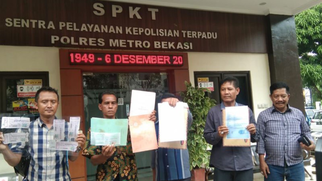 Sejumlah korban penipuan mendatangi Mapolres Metro Bekasi beberapa hari lalu untuk meminta pelaku penipuan modus jual tanah menggunakan sertifikat palsu ditangkap. (ANTARA/Pradita Kurniawan Syah).