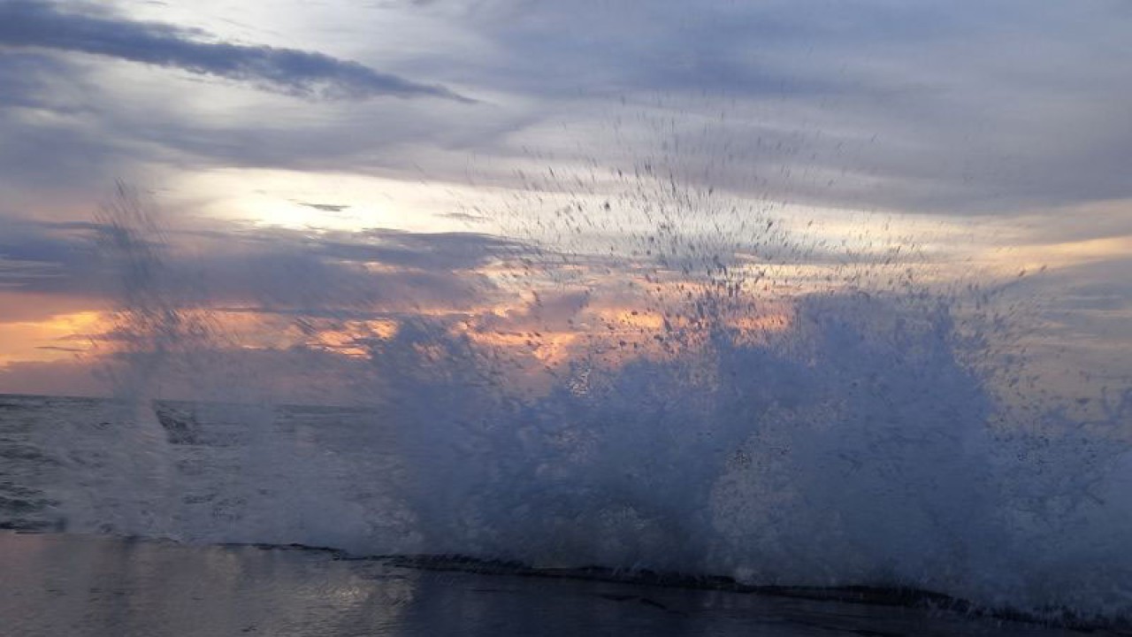 Masyarakat diimbau waspada cuaca buruk hujan disertai dengan angin kencang dan gelombang tinggi di Bengkulu hingga beberapa hari ke depan. ANTARA/Anggi Mayasari