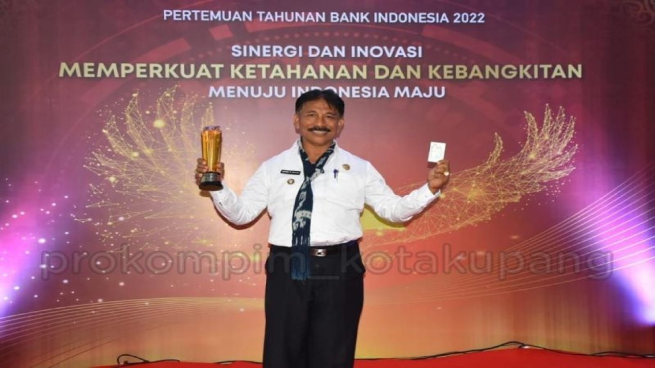 Penjabat Wali Kota Kupang Provinsi Nusa Tenggara Timur George Melkianus Hadjoh meraih penghargaan TPID Kota Terbaik dalam seremoni TPID Awards 2022. (ANTARA/HO-Prokompim Setda Kota Kupang)