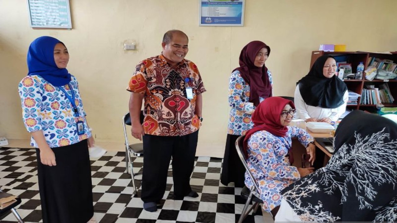 Kepala Perwakilan BKKBN Provinsi Babel Fazar Supriadi (kemeja batik merah). (ANTARA/HO-BKKBN Perwakilan Babel)