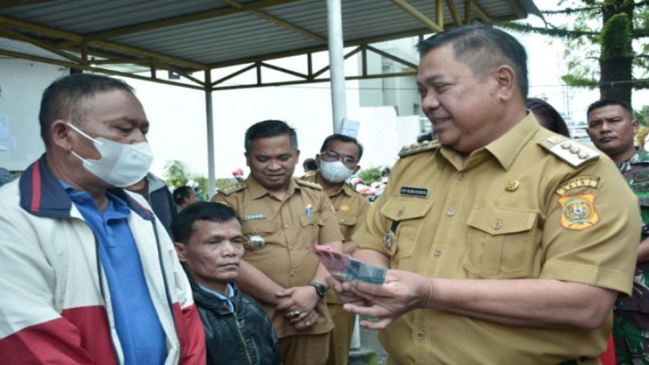 Pemkab  Dairi, Sumatera Utara, mulai menyalurkan Bantuan Langsung Tunai (BLT) dampak penyesuaian harga BBM kepada 708 warga di Kecamatan Sidikalang. (ANTARA/HO)