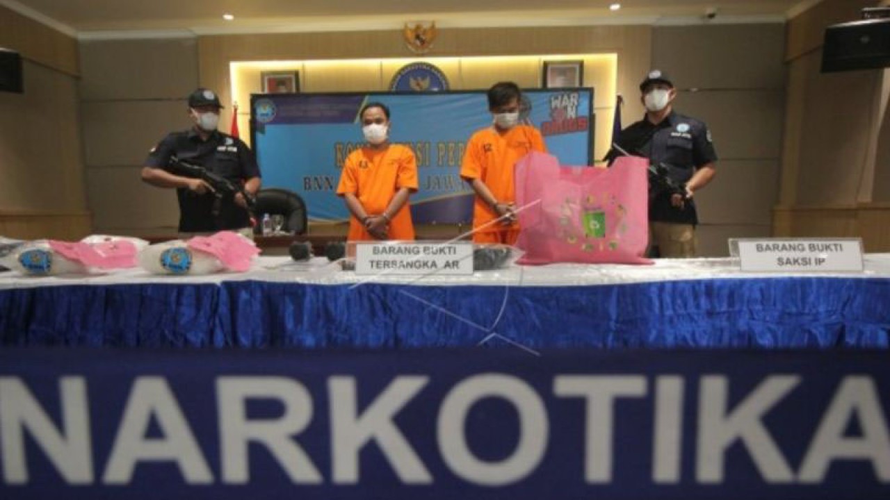 Ilustrasi - Tersangka dan barang bukti saat ungkap kasus peredaran narkotika di Badan Narkotika Nasional Provinsi (BNNP) Jawa Timur. ANTARA FOTO/Didik Suhartono/rwa.