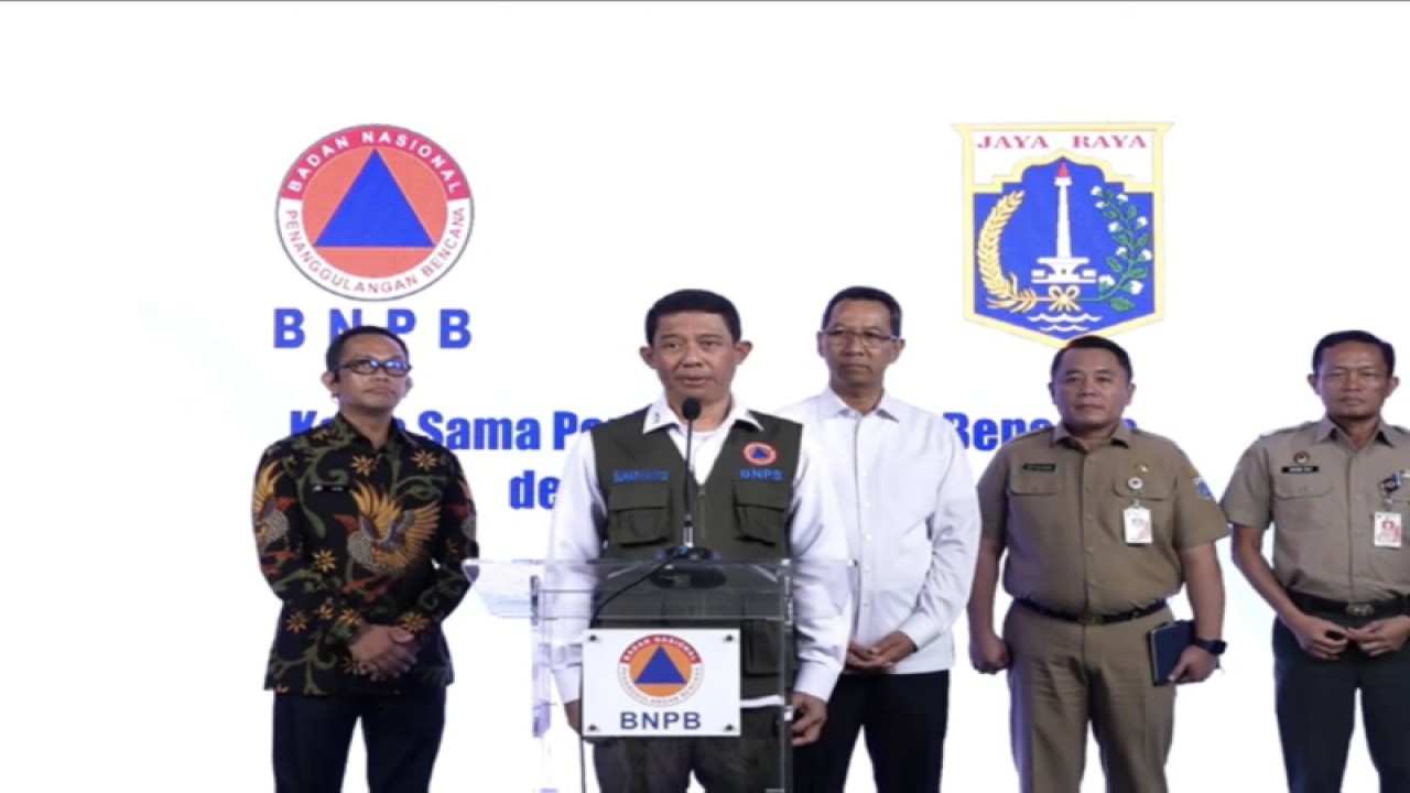 Kepala BNPB Suharyanto dan Penanggung jawab Gubernur DKI Jakarta Heru Budi Hartono (baju putih) dalam konferensi pers kerja sama di Graha BNPB Jakarta, Selasa (27/12/2022). (ANTARA/Youtube BNPB)