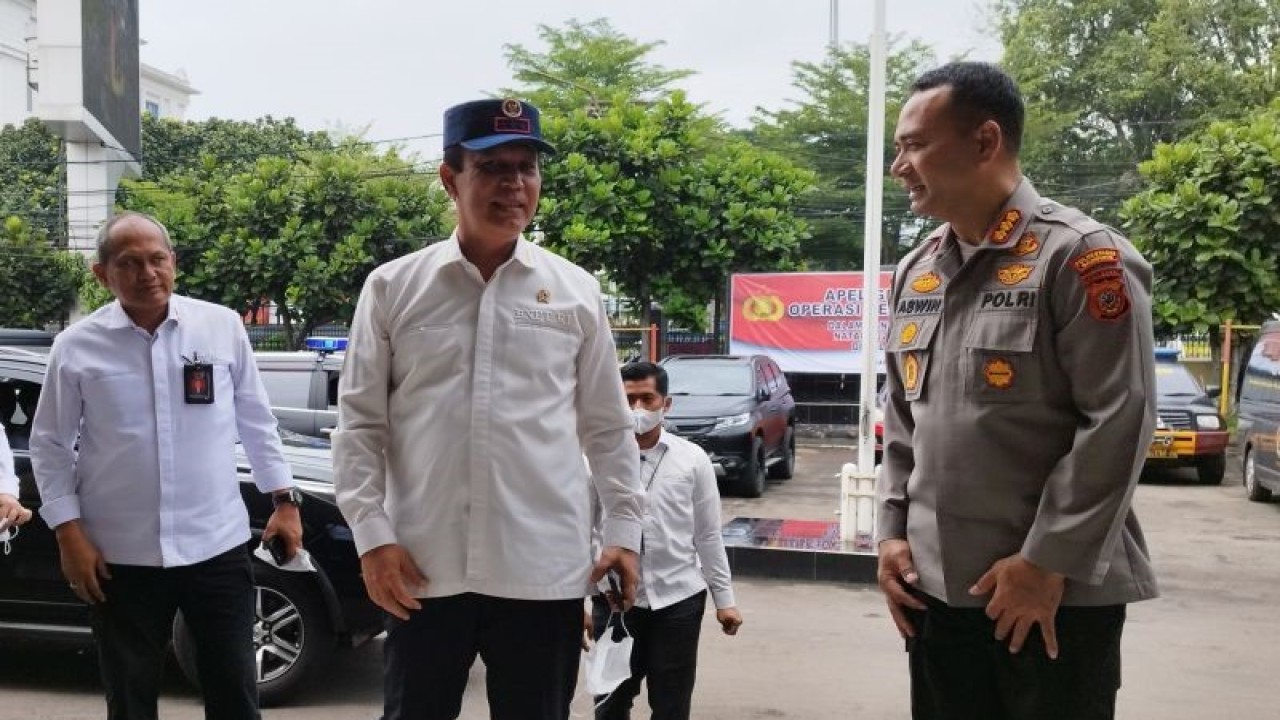 Kepala BNPT Komjen Pol. Boy Rafli Amar (dua kiri) bersama Kapolrstabes Bandung Kombes Pol. Aswin Sipayung (kanan) di Polrestabes Bandung, Kota Bandung, Jawa Barat, Kamis (8/12/2022). (ANTARA/Bagus Ahmad Rizaldi)