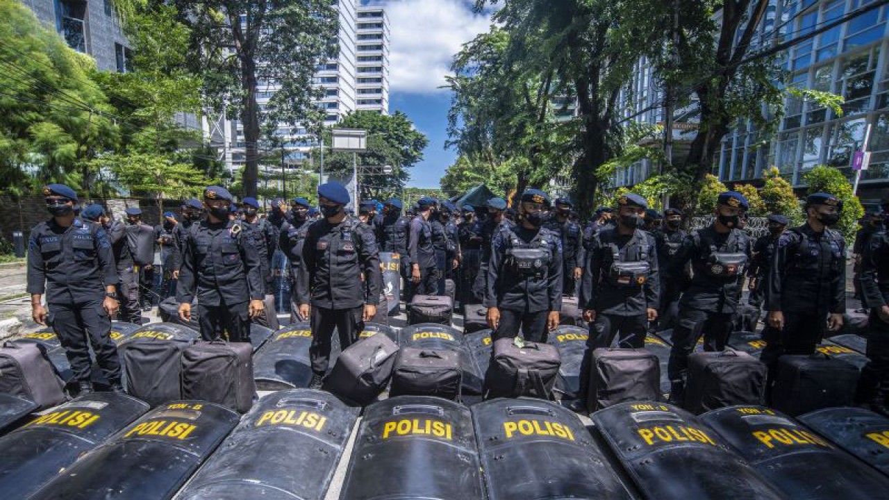 Petugas Brimob bersiaga untuk melakukan penyekatan guna mengantisipasi membludaknya massa Reuni 212 di kawasan Sarinah Thamrin, Jakarta, Kamis (2/12/2021). ANTARA FOTO/Muhammad Adimaja/hp.