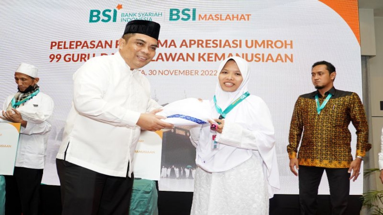 BSI memberangkatkan umroh 120 orang guru- guru di pelosok, da’i, relawan kemanusiaan, dan tenaga medis yang berasal dari berbagai daerah di Indonesia. (ANTARA/HO-BSI)