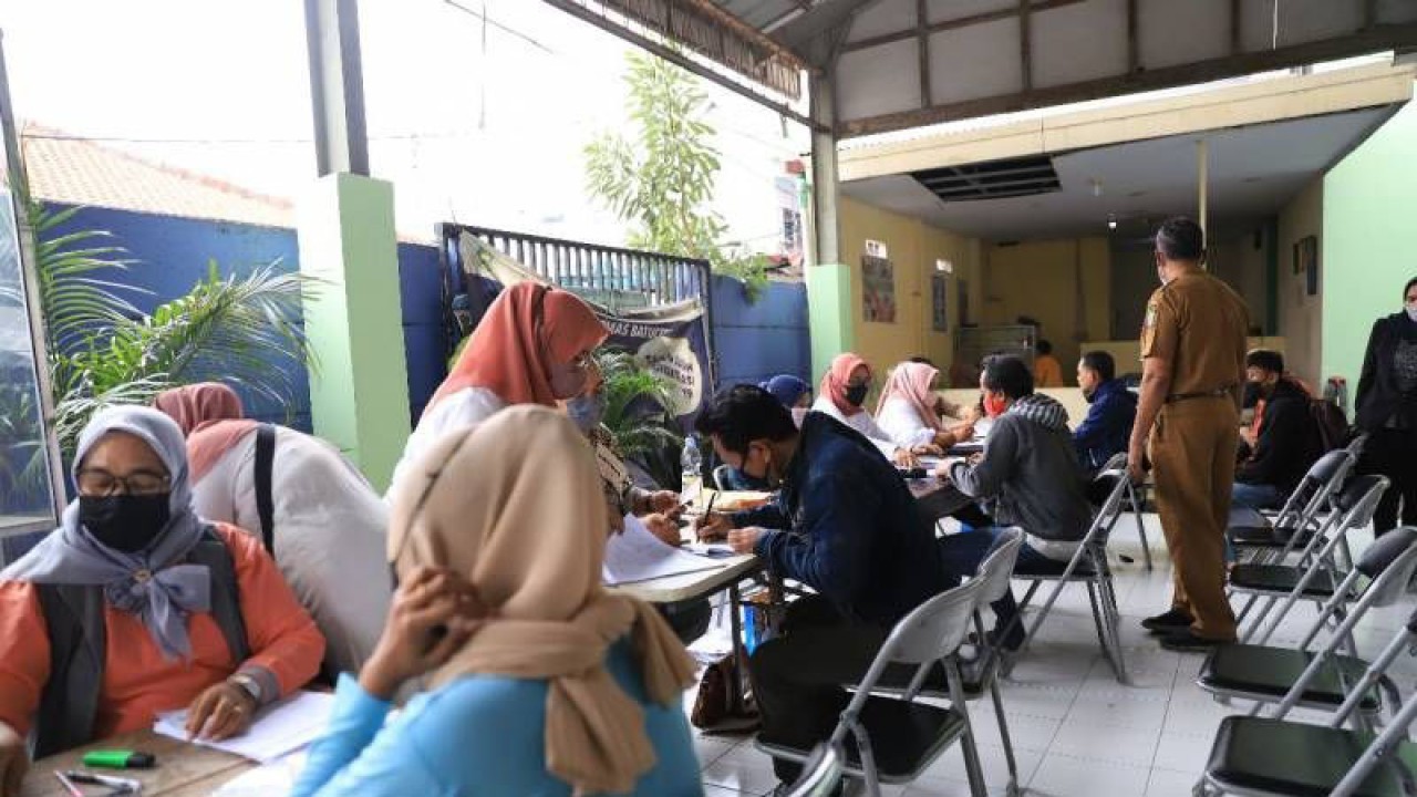 Penyaluran BST kepada masyarakat di wilayah Kecamatan Batuceper oleh Dinas Sosial Kota Tangerang, Selasa (6/12/2022). (ANTARA)
