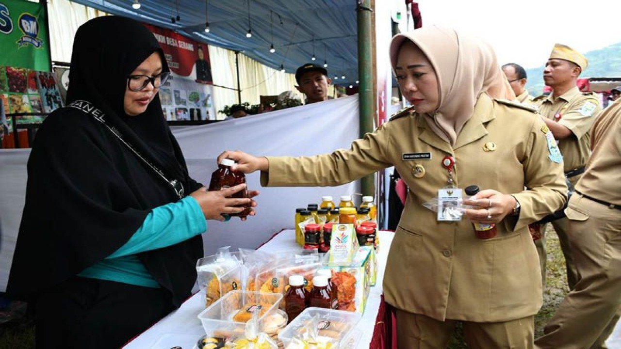 Bupati Purbalingga Dyah Hayuning Pratiwi (kanan) meninjau salah satu stan Roadshow Pemulihan Ekonomi Kecamatan Karangreja yang dipusatkan di Lapangan Desa Kutabawa, Purbalingga, Jateng, Senin (5/12/2022). ANTARA/HO-Humpro Setda Purbalingga