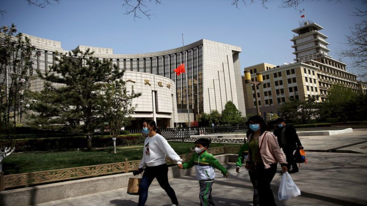 Foto Dokumen: Orang-orang yang memakai masker berjalan melewati kantor pusat bank sentral China, People's Bank of China (PBOC), 4 April 2020. ANTARA/REUTERS/Tingshu Wang