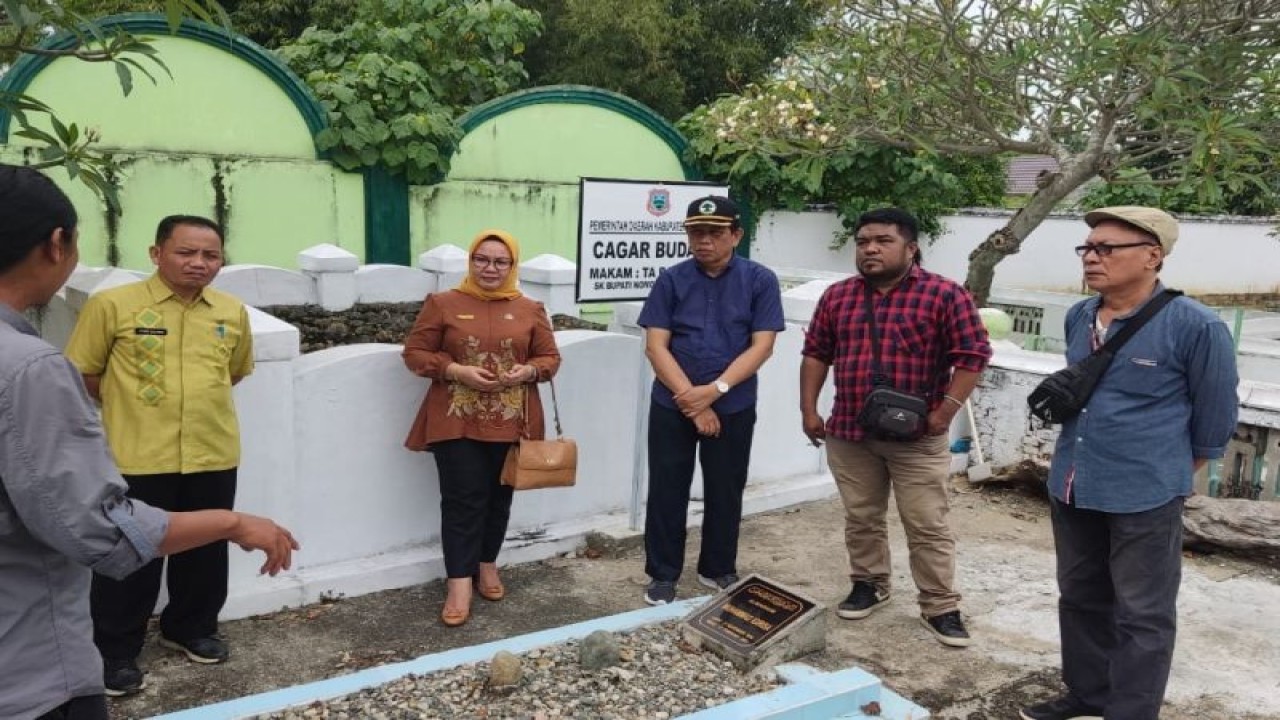 Tim ahli cagar budaya memantau Cagar Budaya Makam Ta Balabala di Desa Luwoo, Kecamatan Telaga Jaya, Kabupaten Gorontalo. (ANTARA/HO-Diknas Kabupaten Gorontalo)