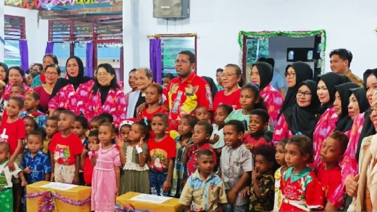 Bupati Biak Numfor Herry A.Naap bersama pengurus Ikatan Wanita Sulawesi Selatan melaksanakan Natal bersama dengan anak-anak PAUD dan jemaat GKI Ferat Darfuar Samofa Biak. ANTARA/Muhsidin